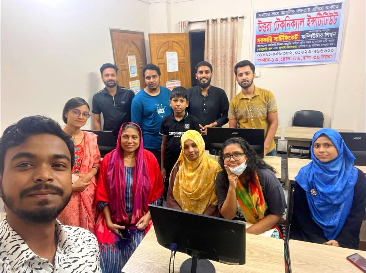Everyone together at the end of a basic computer course batch