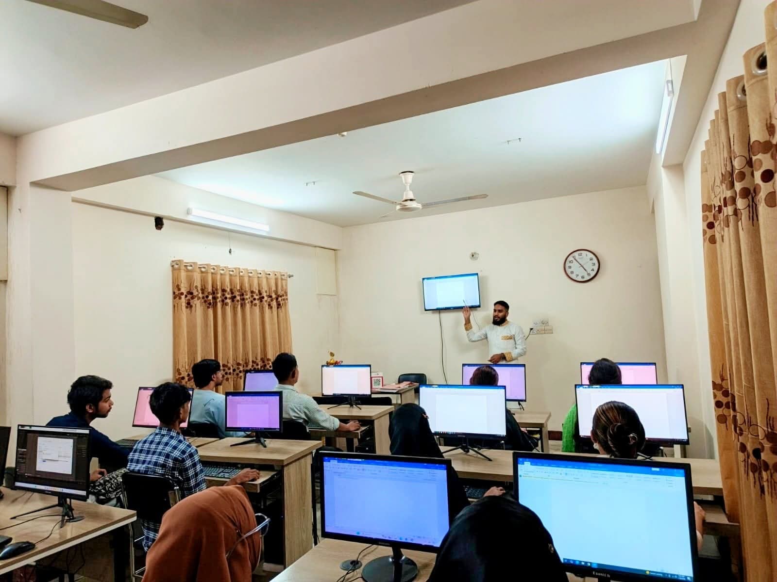 পরিপূর্ণ কম্পিউটার ক্লাস চলছে